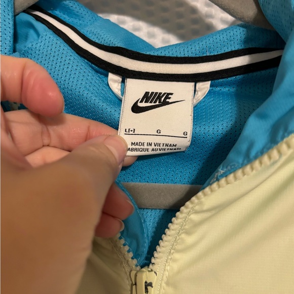 Nike bundle of 3 -
2 Tshirts and 1 zip up windbreaker - Picture 3 of 12